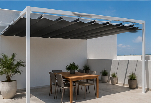 Toldo corredero gris sobre una terraza con mesa de comedor exterior