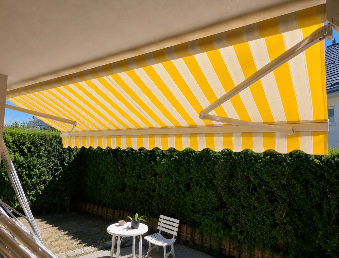 Mismo toldo con la lona nueva instalada, tensada y en perfecto estado
