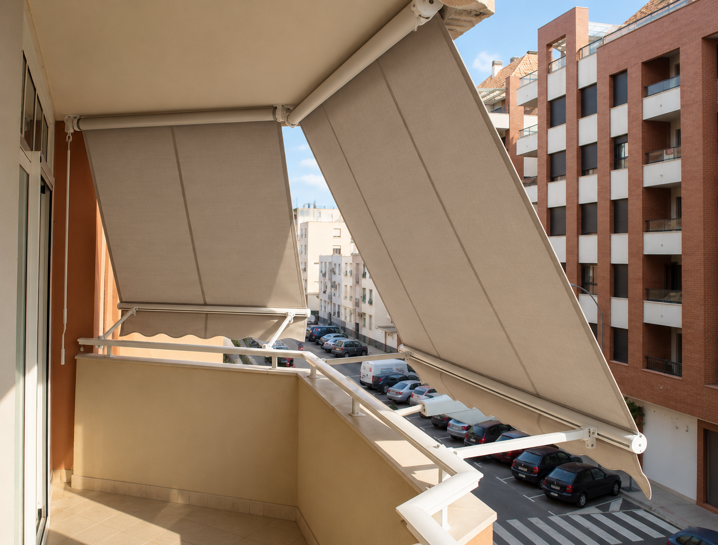 Toldo store desplegado en balcón urbano con vistas a la calle