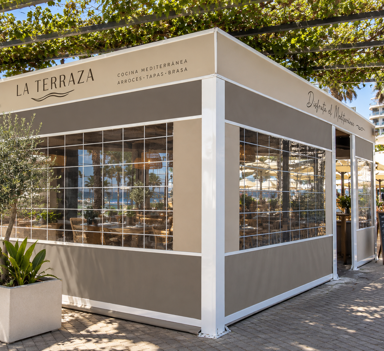 Toldos telón con cristal en la terraza de un restaurante mediterráneo