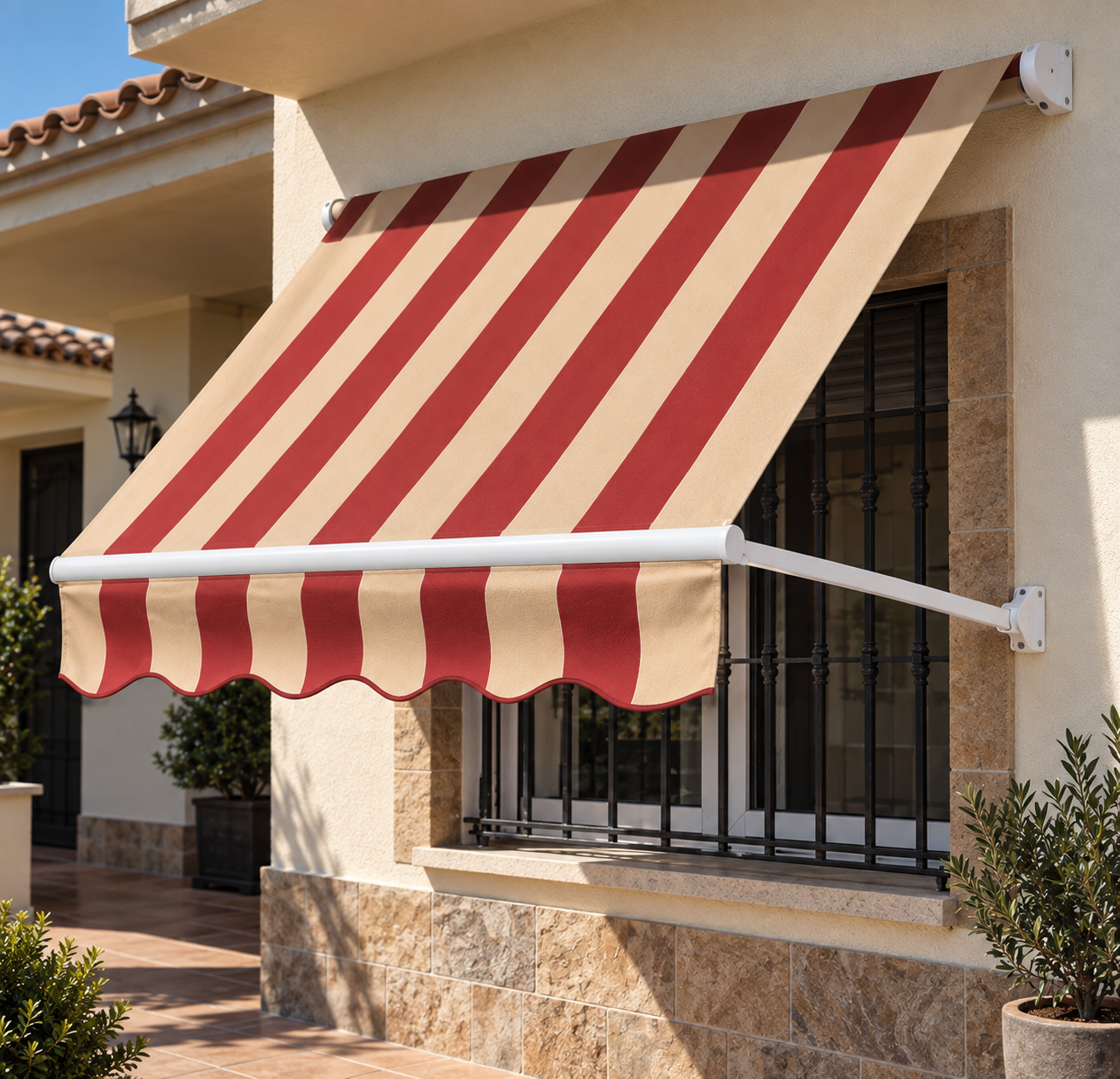 Toldo punto recto de rayas rojas y beige sobre ventana con rejas negras