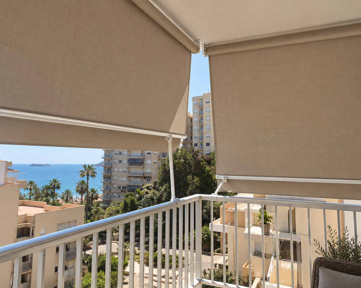 Toldo store beige sobre balcón con vistas al mar Mediterráneo