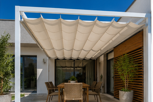 Toldo corredero color crema en una terraza con comedor exterior