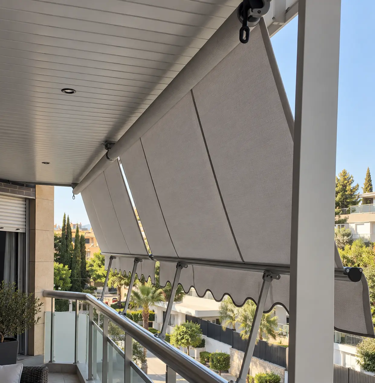 Detalle de toldo store gris instalado en pérgola de terraza