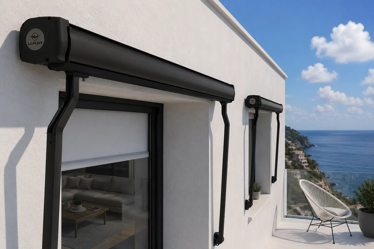 Toldos cofre negros instalados en la fachada de una vivienda con vistas al mar