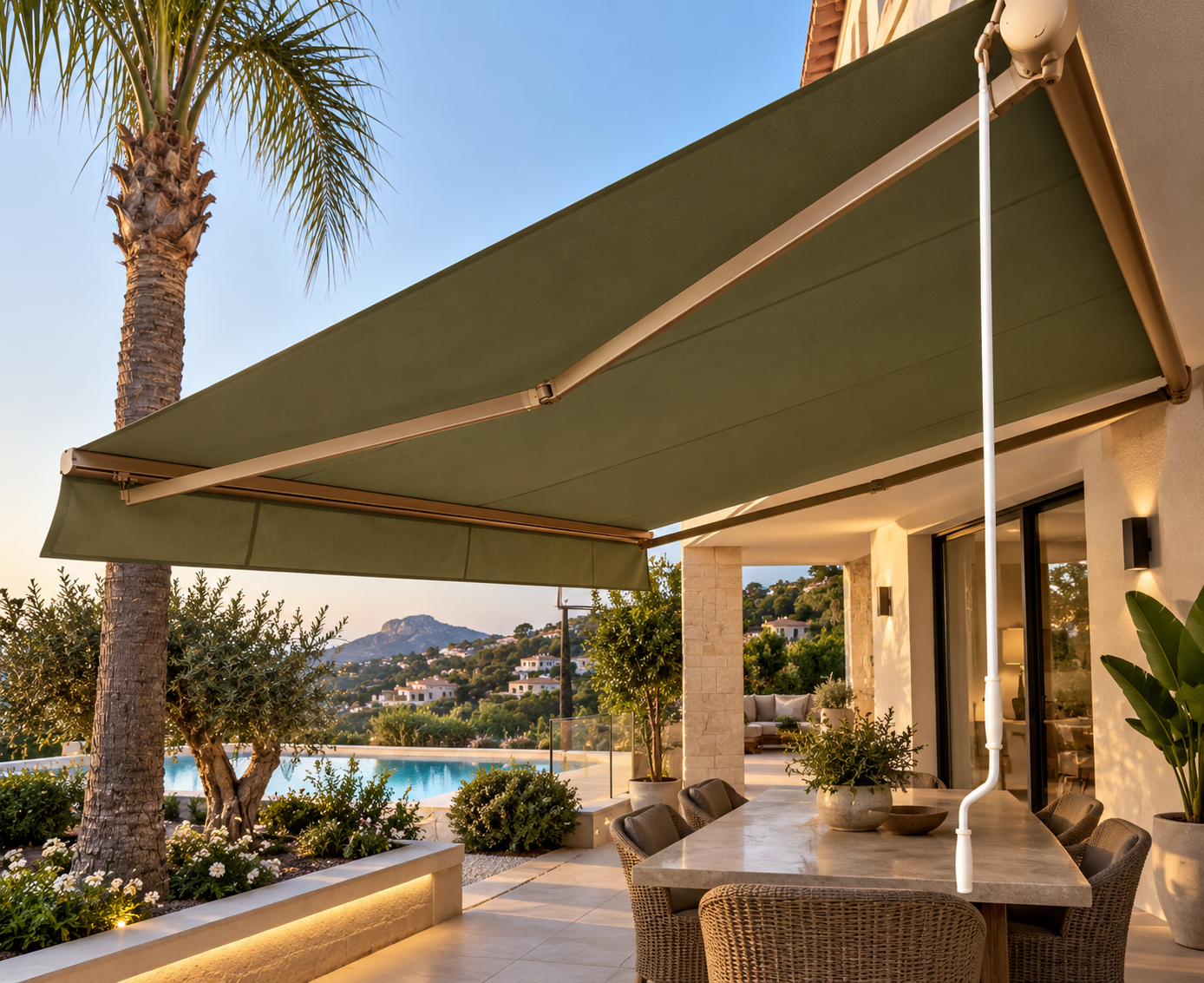 Toldo extensible verde sobre un comedor exterior rodeado de jardín mediterráneo