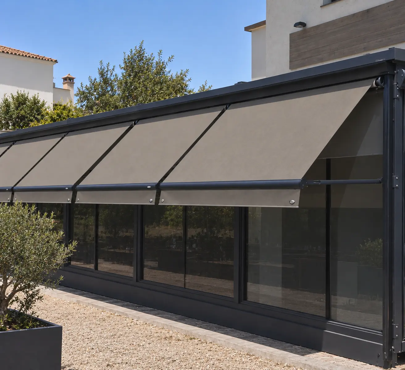 Toldo punto recto beige sobre pérgola de aluminio negro con cristales