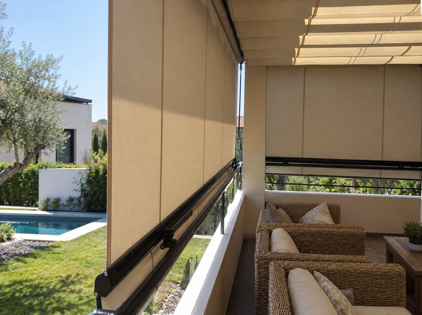 Toldos telón beige bajados en una terraza con vistas al jardín y la piscina