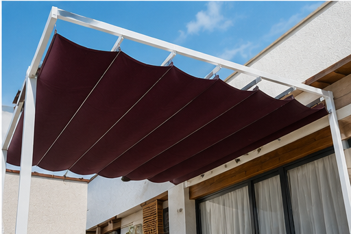 Toldo corredero granate sobre una pérgola blanca en una fachada moderna
