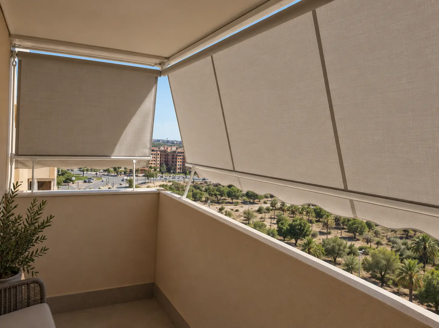 Toldos store beige en balcón con vistas a la bahía