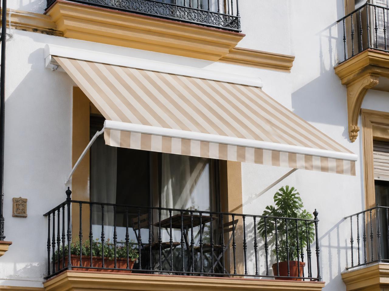 Toldo de punto recto instalado en un balcón